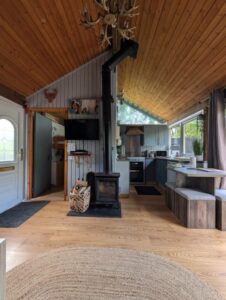 Belle Log cabin, Romantic Log cabin, hot tub, wood burner Loch Awe, living room