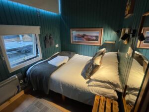 Belle Log cabin, Romantic Log cabin, hot tub, wood burner Loch Awe, bedroom