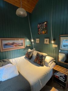 Belle Log cabin, Romantic Log cabin, hot tub, wood burner Loch Awe, bedroom